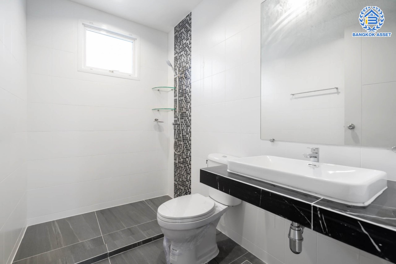 บ้านมือสองตกแต่งใหม่ แบรนด์ Sansiri ม.ฮาบิเทีย บางใหญ่ หลังมุม เนื้อที่ 58.8 ตร.ว. ฟังก์ชัน 3 ห้องนอน 3 ห้องน้ำ จอดรถได้ 2 คัน บนทำเลเดินทางสะดวก เชื่อมสู่ย่านใจกลางเมืองได้อย่างรวดเร็ว ใกล้เซ็นทรัลเวสต์เกต และรถไฟฟ้าสายสีม่วง "สถานีคลองบางไผ่"